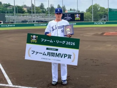 野球場で表彰される仲三優太選手