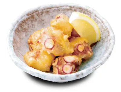 衣が黄金色に揚がったタコの唐揚げ