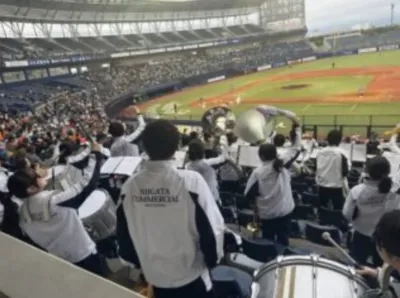 野球場で演奏する吹奏楽団