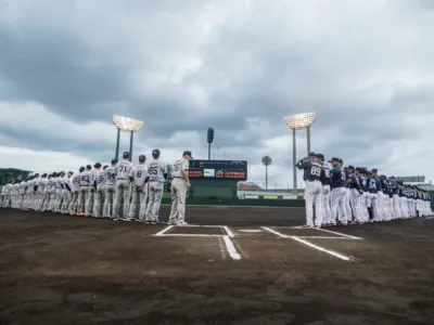 野球選手が整列し、観客席を背景にセレモニーが行われている様子