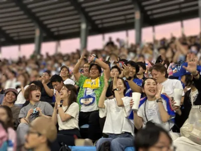 観客席で応援する人々