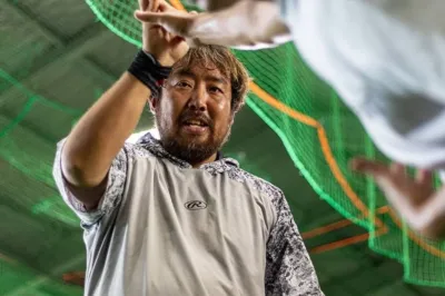 バッティングセンターで指導する高島誠氏