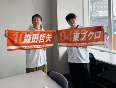 オイシックス新潟アルビレックスBCのタオルを掲げる男性二人