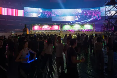 夜のドーム会場で開催されている音楽イベントの様子
