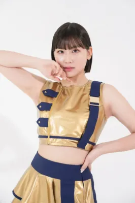 金とネイビーの光沢ある衣装を身につけたBsGravity LALAさん