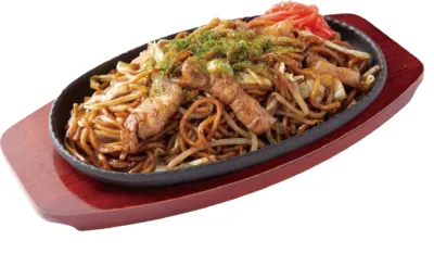鉄板に盛られた熱々の焼きそば