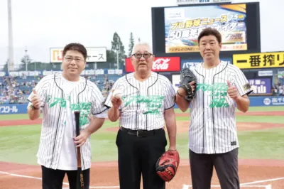 プロ野球ニュース50周年記念のユニフォームを着用した3人の解説者