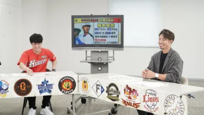 スタジオでドラフト候補選手「柿本辰弥」のプロフィールがモニターに表示されている様子