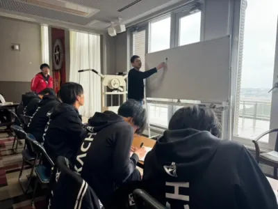 ホワイトボードで講義する矢野達人氏