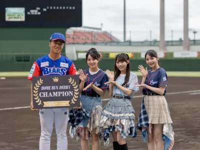 BCリーグオールスターゲームのイベントで、ホームランダービーのチャンピオンである野球選手と3人の女性が野球場にて記念撮影をしている