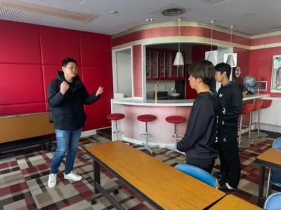 ミーティングで説明する矢野達人氏