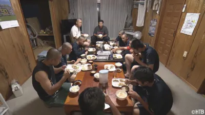 夕食を共にする若い男性たち
