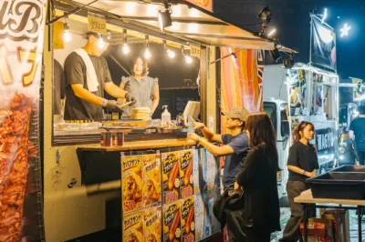 夜の屋外イベントで賑わうケバブのフードトラックの様子