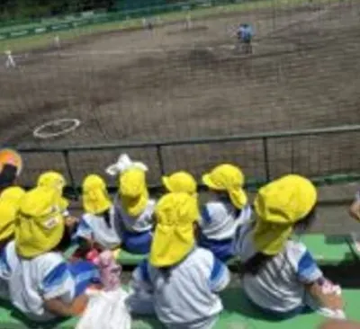 野球場で試合を観戦する幼稚園児たち