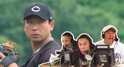 野球のピッチャーと解説者