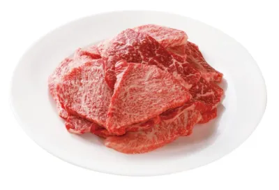 きめ細やかな霜降りが特徴の新鮮な牛肉の切り身