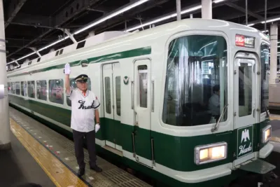 特急サザンと駅員