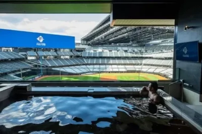 野球場を見下ろすことができる部屋のプールまたは温泉