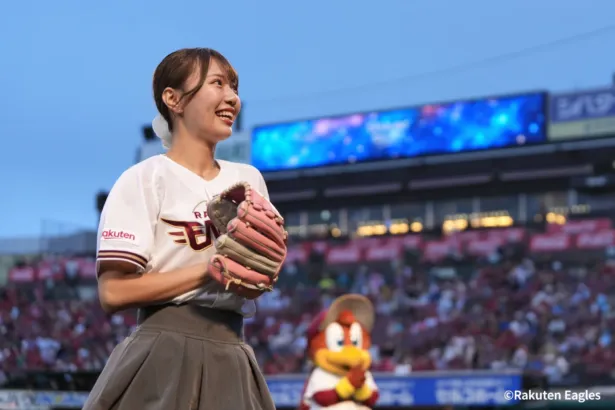 夢のマウンドへ全力投球！元NPBチア・きみかさんが楽天モバイルパーク宮城「ミクチャDAY」でファンの想いを乗せて始球式に登場！