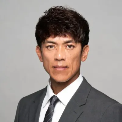 真剣な表情でカメラを見つめる日本人男性
