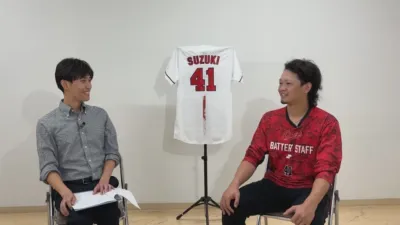 鈴木健矢投手と対談する様子