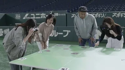 ARデバイスでテーブルゲームを楽しむ人々