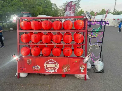 赤い提灯が何段にも飾られた楽天イーグルス東北シリーズのイベント会場