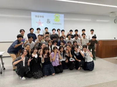 鎌倉学園と大手前高松の生徒たちが一堂に会し、笑顔でポーズをとっている集合写真
