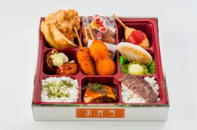 様々な種類のおかずが詰められた豪華な和風弁当