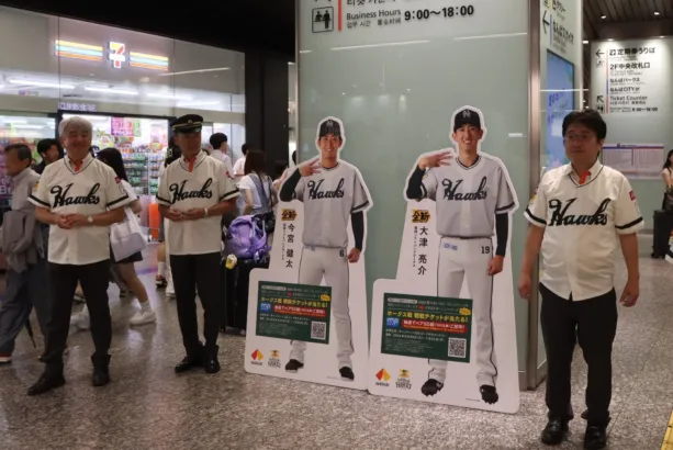 難波駅が南海ホークス一色に！復刻ナイターでホークスを応援しよう！