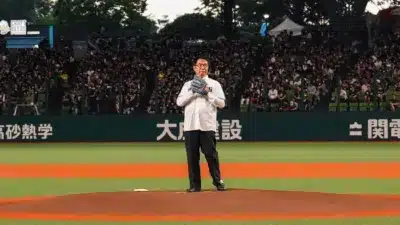 黄偉哲市長の始球式