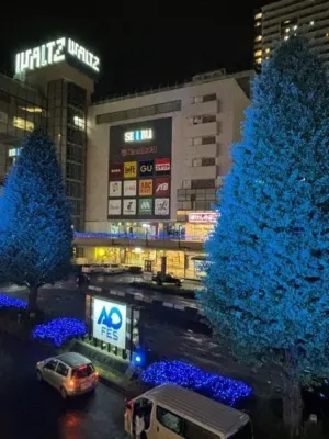 夜の商業施設とライトアップ