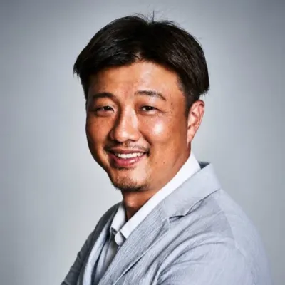 笑顔でカメラを見つめるアジア人男性