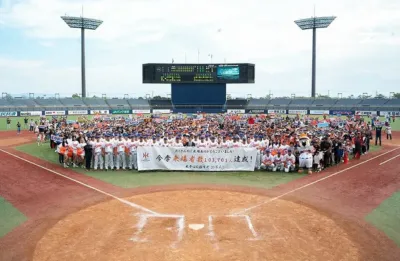 野球場で選手、チアリーダー、ファンが大勢集まり、今季の来場者数103,701人達成を祝うイベントの様子。来季目標は20万人と掲げられている。