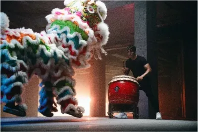 獅子舞と太鼓のパフォーマンス