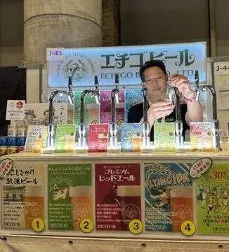 エチゴビールのブースでビールを注ぐ男性