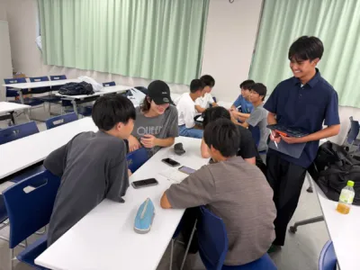 教室でディスカッションする学生たち
