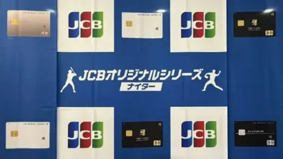 JCBオリジナルシリーズのクレジットカードと野球のイメージ