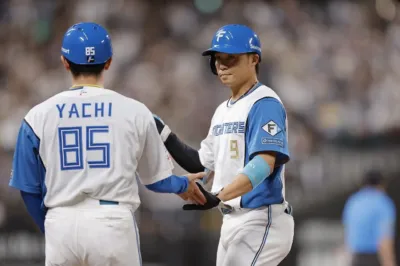 ハイタッチを交わす中島選手