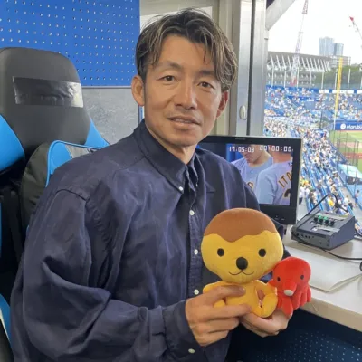 男性 笑顔 野球場 放送席