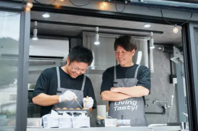 たこ焼きを作るスタッフ