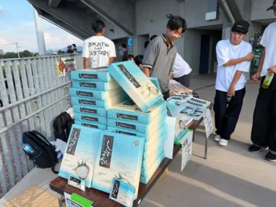 屋外でしらすせんべいを販売する若者たち