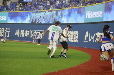 野球場のグラウンドでリレー対決をするHisense ハマスタバトル
