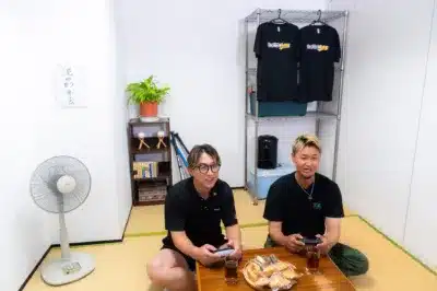 和室でゲームを楽しむ今成亮太と大和