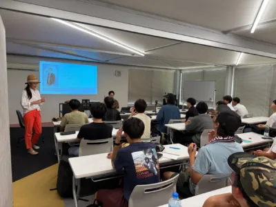 教室で講義を受ける学生たち