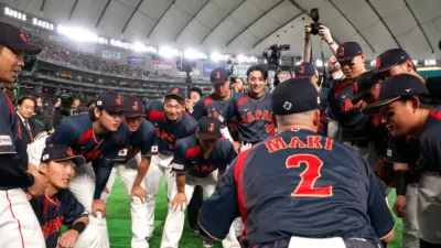 ドーム球場で監督の話を聞く侍ジャパンの選手たち