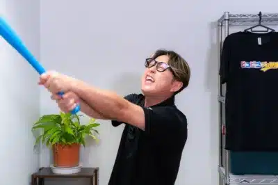今成亮太がバットを振るポーズ