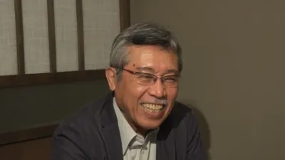 笑顔で話す弘兼憲史氏のポートレート