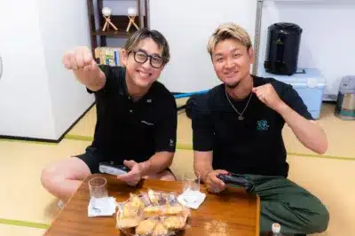 和室でゲームを楽しむ今成亮太と大和
