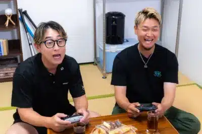 和室でゲームを楽しむ今成亮太と大和